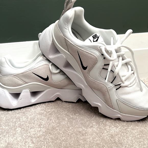 Nike Shoes - Nike RYZs size 8.5 white
